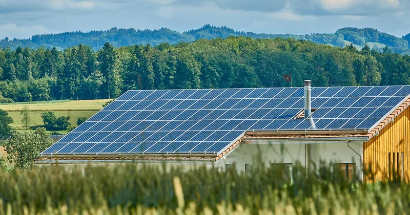 Comment fixer des panneaux solaires selon votre type de toiture ?