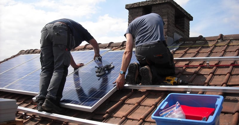 Installer des panneaux solaires sur sa toiture : le guide qui change tout