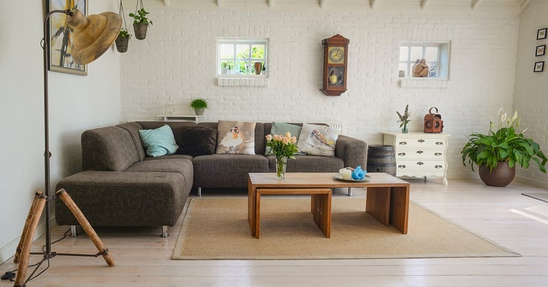 Comment décorer un petit salon sans l'encombrer : 7 astuces futées